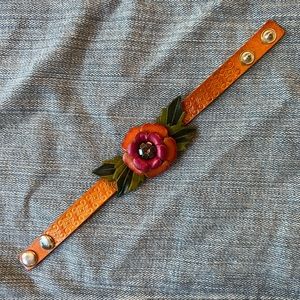 Fun leather bracelet with flower.
